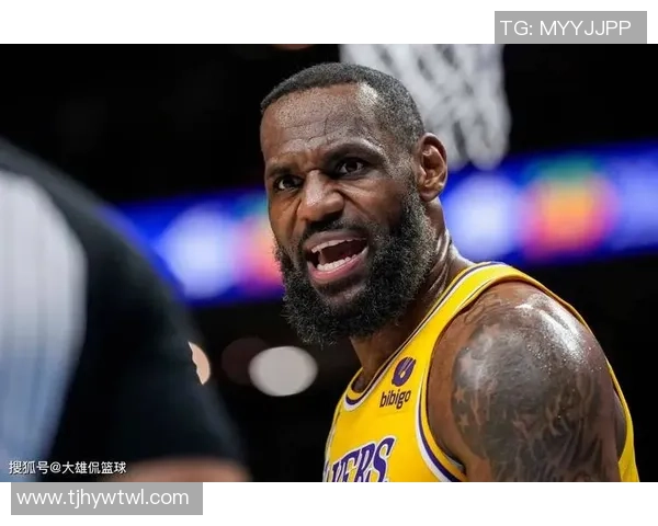 足球明星詹姆斯在比赛中意外受伤的瞬间引发球迷热议与担忧